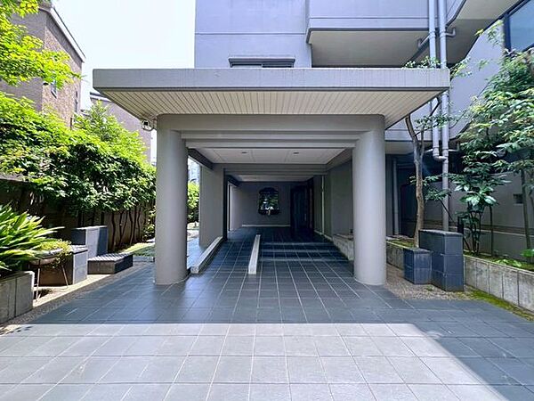 建物の入口は清掃されており、管理体制良好な物件です。デザインもスッキリとした印象ですね！是非一度、現地をご覧になってみませんか？