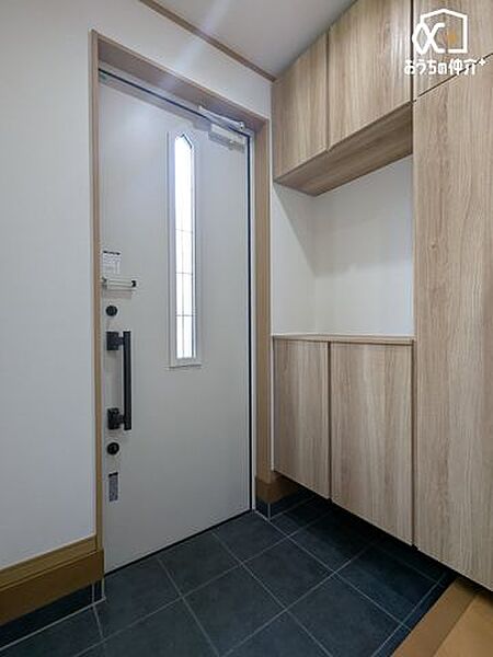 広々とした大変魅力的な玄関の住宅となっております。ご家族みなさんが気持ちよく帰ってこられる空間となっております。収納力が十分あるので玄関周りがスッキリと片付くのが、うれしいポイントですね。