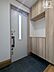 玄関：広々とした大変魅力的な玄関の住宅となっております。ご家族みなさんが気持ちよく帰ってこられる空間となっております。収納力が十分あるので玄関周りがスッキリと片付くのが、うれしいポイントですね。