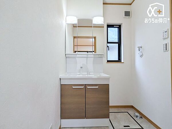 シャワー水栓付きで、洗顔や洗髪が楽にできます。寝ぐせが酷い時も簡単に髪を濡らすことができるので、ヘアセットがスムーズ！また、ホースが伸びるので、洗面ボウルのお掃除も簡単に。