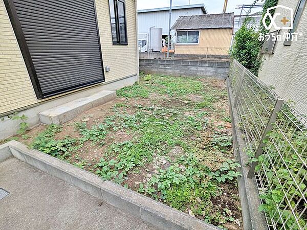 新築ならではのゆとりある空間。ちょっとしたガーデニングなどいかがでしょうか？晴れた日には、陽が差し込み心地よい空間になりそうですね！
