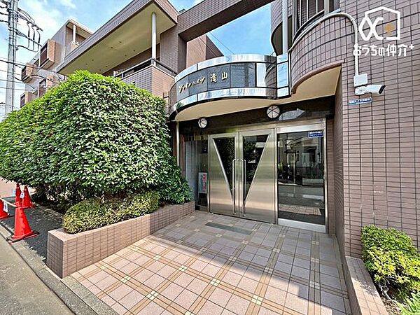 建物の入口は清掃されており、管理体制良好な物件です。デザインもスッキリとした印象ですね！是非一度、現地をご覧になってみませんか？