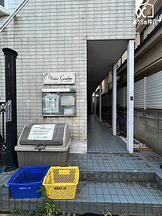 建物の入口は付...