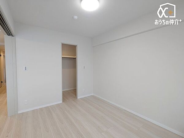 陽ざし差し込む明るくシンプルなお部屋です！窓を開け放ち、空気の入替もスムーズに行えそうですね！フローリングのお部屋で快適な暮らしをスタートしましょう。