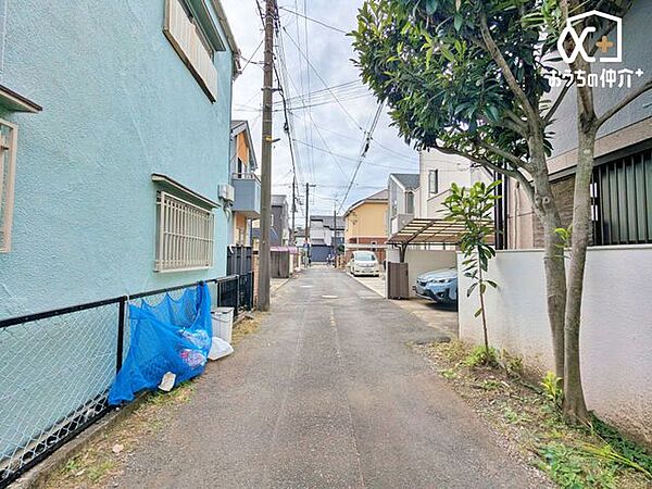 【前面道路】車通りが少ないため、小さなお子様も安心です。