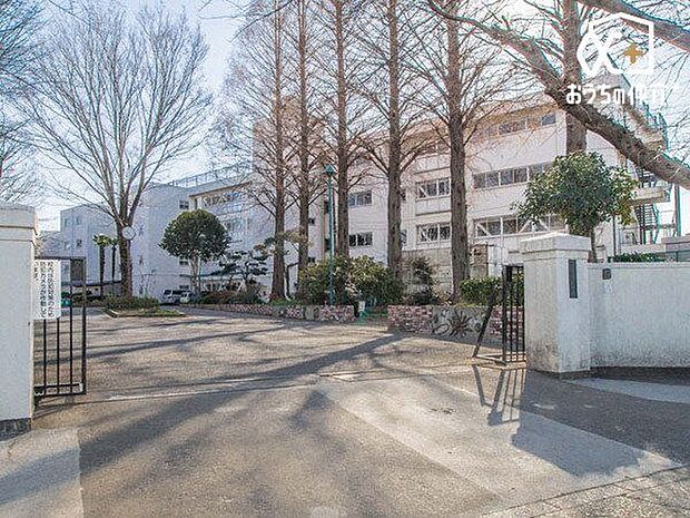 東久留米市立西中学校 徒歩4分。生徒数:480人(2023年度)滝山テニスコート・滝山公園に隣接する中学校です! 290m