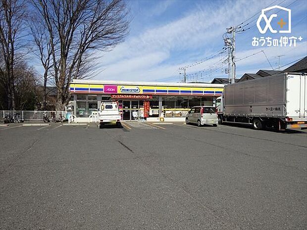 ミニストップ 新座新堀店 徒歩3分。近くの街角にあるというコンセプトのもと、ちょっと立ち寄れるところという意味の「MinuteStop（ミニットストップ）」 240m