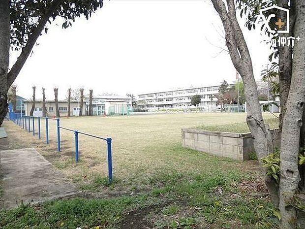 東久留米市立第六小学校 徒歩5分。児童数：351人(2023年度) 「金山森の広場」の北に位置する緑豊かな環境です。 390m