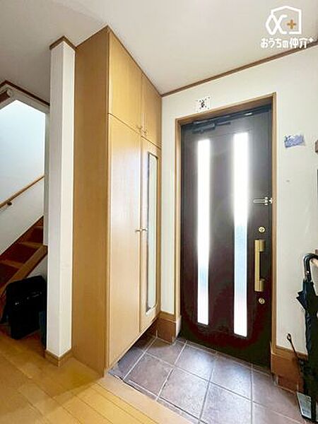 広々とした大変魅力的な玄関の住宅となっております。ご家族みなさんが気持ちよく帰ってこられる空間となっております。収納力が十分あるので玄関周りがスッキリと片付くのが、うれしいポイントですね。
