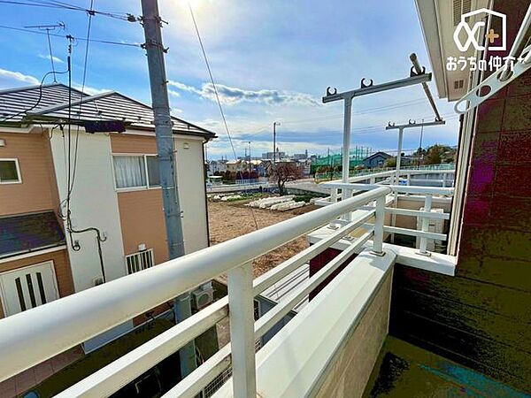 バルコニーは陽ざしがたっぷりと差し込み、とっても気持ちの良い空間になっております。お洗濯もはかどりそうですし、プランターを並べて、お好きなお花で《ガーデニング》などはいかがでしょうか？