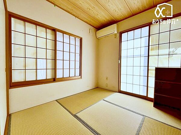 心地よい陽光と風が差し込み、寛ぎと来客時の客間にも最適。収納充実で日々の暮らしをすっきり整えられます。畳の香りに癒やされ、テレワークや子様の遊び場等でも活躍します。