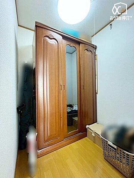 大きな荷物も楽々収納できる大容量の収納スペース。シーズン用品や、趣味の物・レジャー用品をしまうのにとても便利です。部屋から見えない構造なので、収納している物が見えて気になるということもありません。