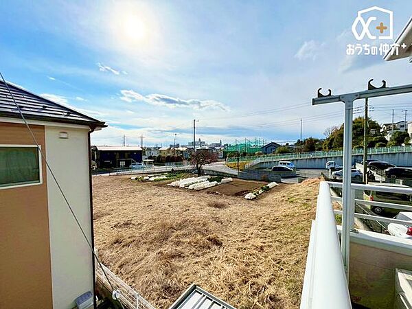 バルコニーから見渡した景色になります。お天気の良い日は、青空がよく見え、気持ちのいい空間になりそうですね！陽当り具合などを、是非現地にてお確かめください！お問い合わせお待ちしておりますね(^^)/