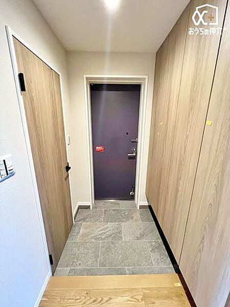 落ち着いた雰囲気の玄関は、住まいの第一印象を上品に演出。シューズボックス・SICを備え、空間を広く美しく保てるスマートな設計です。