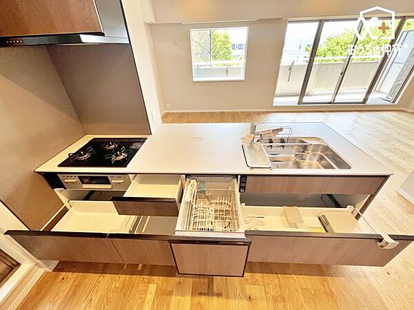 ～・～Kitchen～・～　家族と会話を楽しめるキッチンです。すぐそばにいるから、会話も自然とはずみます。また、リビングの様子がわかるので安心して作業に集中できますね。