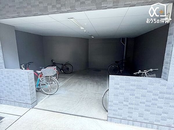 敷地内駐輪スペースの様子です。雨から自転車を守ってくれる屋根付きの駐輪スペースです。
