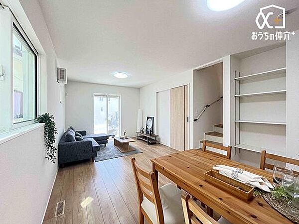リビング階段を採用し、家族が自然と顔を合わせる住まい。コミュニケーションが生まれやすい、あたたかな空間です。