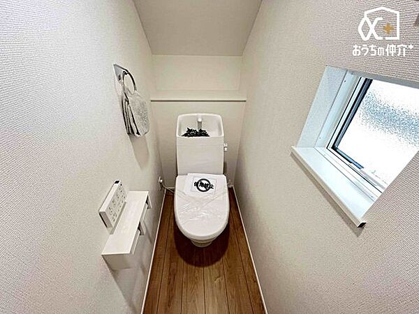 シンプルな内装のスッキリとしたトイレです。お手入れやお掃除が、簡単にできるシンプルなデザインのトイレです。