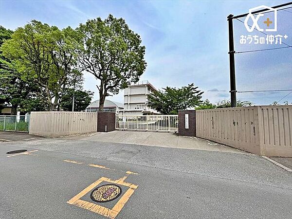 ふじみ野市立花の木中学校 徒歩11分。 870m