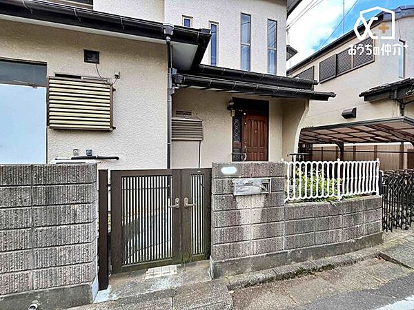 玄関まで門がついたアプローチがありプライバシーに配慮されています。