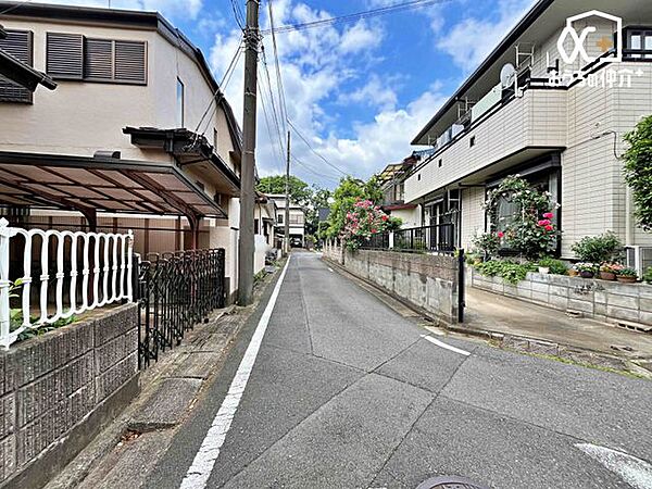 車通りの少ない落ち着いた環境。お車の出し入れも落ち着いてできる、ゆったりとした環境です。現地にて是非環境をお確かめください。