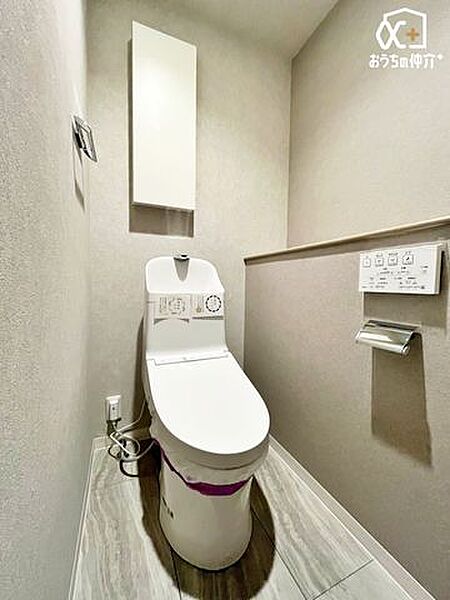 シンプルな内装のスッキリとしたトイレです。お手入れやお掃除が、簡単にできるシンプルなデザインのトイレです。