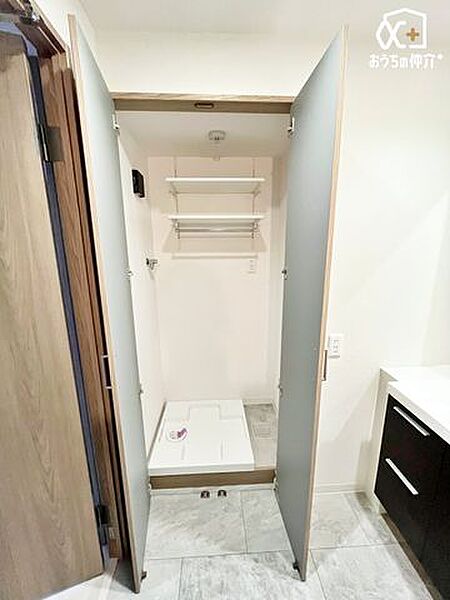 扉のついた洗濯機スペース。生活感を隠すことができます。
