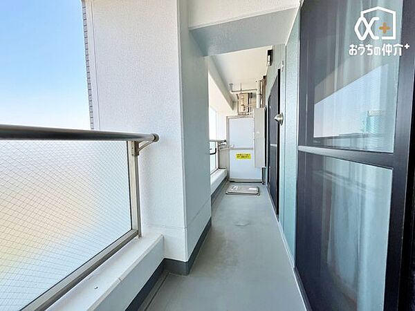 心地よい風を感じられる寝室とリビング2部屋から出られる東向きバルコニー。