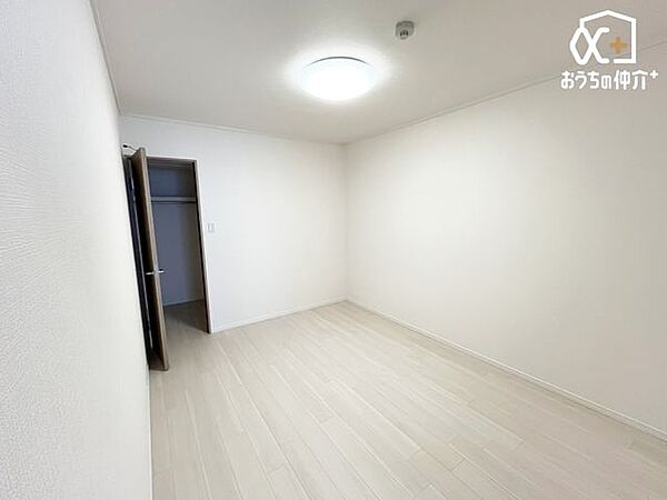 収納力をしっかり確保した洋室。衣類や荷物をすっきり整理でき、居住空間を広く使えます。