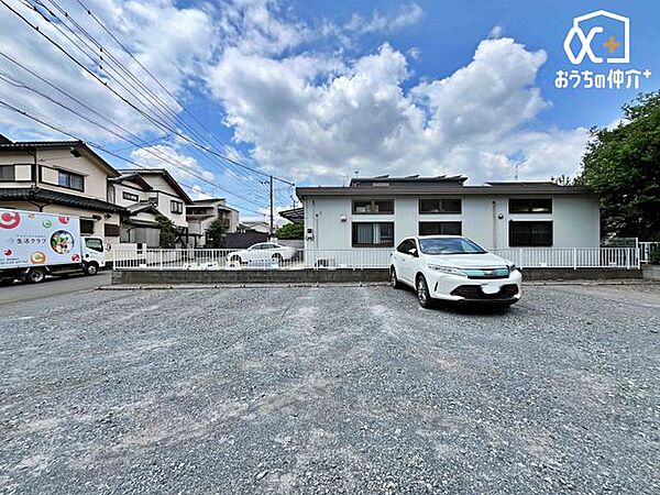 周囲に高い建物もなく開放的な立地です。