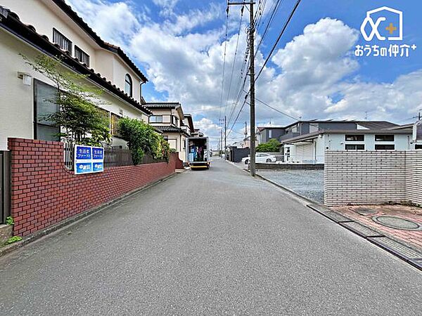車通りの少ない落ち着いた環境。お車の出し入れも落ち着いてできる、ゆったりとした環境です。現地にて是非環境をお確かめください。