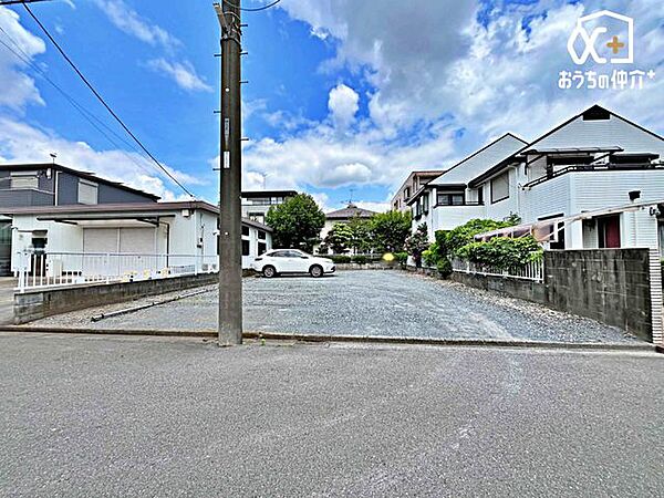 閑静な住宅街の中でも特に落ち着いた立地。車の往来が少なく、静かな暮らしを実現できます。住まいの前は抜け道になっていないため、車通りが少なく快適な住環境です。