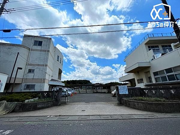 所沢市立柳瀬中学校 徒歩15分。武蔵野線「東所沢駅」が最寄りの広々とした敷地がある中学校でございます。周辺からの評判も良いです！ 1140m