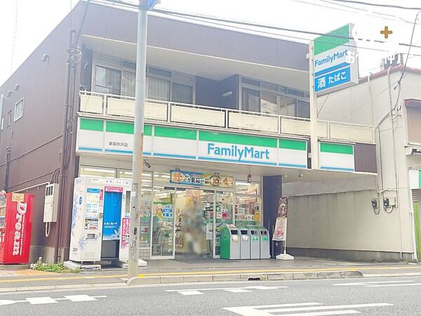 ファミリーマート妻屋所沢店 徒歩2分。24時間営業なので、急なお買い物にも便利です。飲食物や軽い日用品を販売しております。駐車場；有（隣に有料駐車場有） 130m