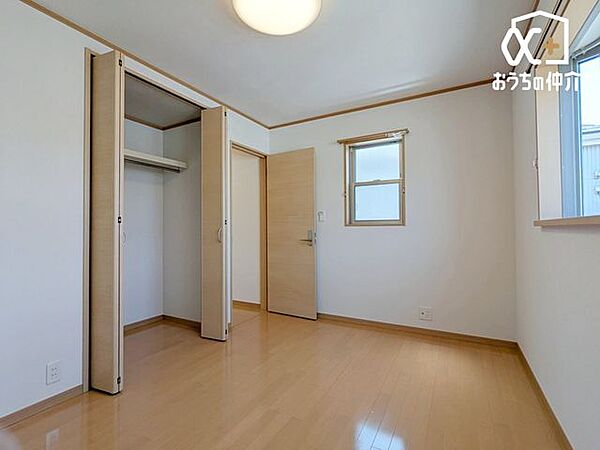 2面採光で明るい子ども部屋です。大きめのクローゼットもあり、お部屋がすっきり綺麗に片付きます。