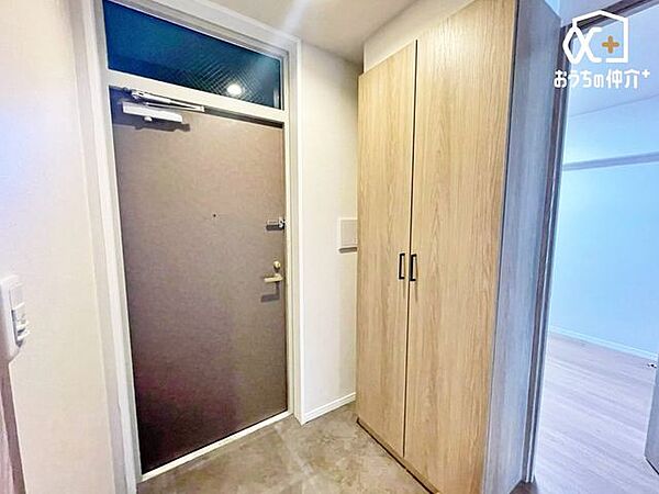 落ち着いた雰囲気の玄関は、住まいの第一印象を上品に演出。シューズボックスを備え、空間を広く美しく保てるスマートな設計です。