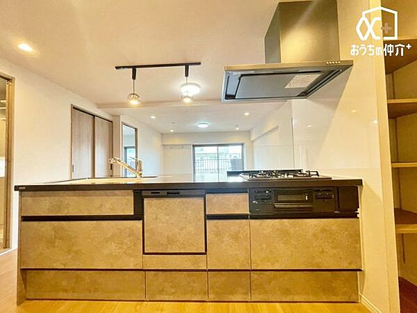 ～・～Kitchen～・～　家族と会話を楽しめるキッチンです。すぐそばにいるから、会話も自然とはずみます。また、リビングの様子がわかるので安心して作業に集中できますね。