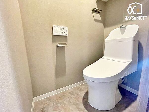 シンプルな内装のスッキリとしたトイレです。お手入れやお掃除が、簡単にできるシンプルなデザインのトイレです。