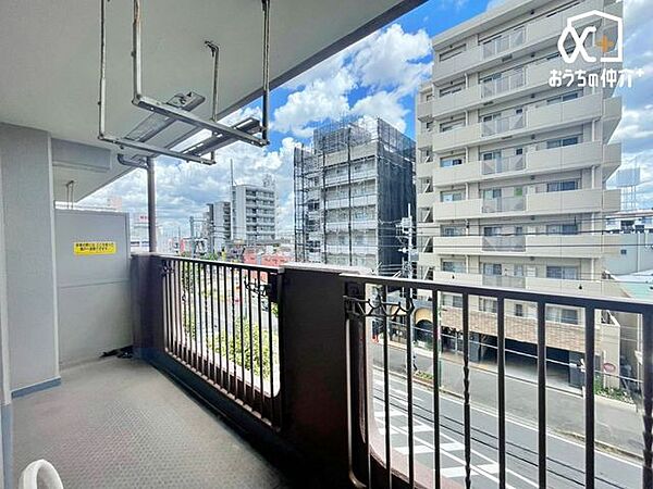 明るい光と心地よい風を感じられる洋室側の南東向きバルコニー。