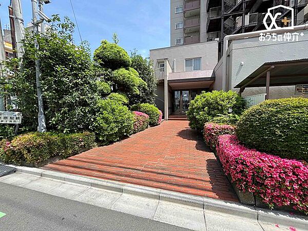 管理が行き届いた清潔感のあるエントランス。オートロックが完備されておりマンションならではの防犯性が魅力です。