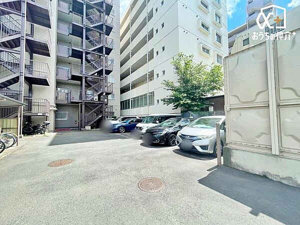 敷地内駐車場の様子です。
