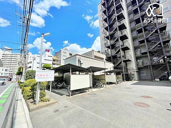 敷地内駐輪スペースの様子です。雨から自転車を守ってくれる屋根付きの駐輪スペースです。
