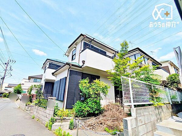 第一種低層住居専用地域に指定されたエリアのため、周囲に高い建物がなく落ち着いています。