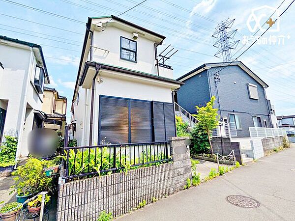 周辺は一戸建てを中心とした街並みが広がる住環境の良いエリア。小学校まで徒歩約5分、中学校まで徒歩約8分と近く、子育て環境に便利です！