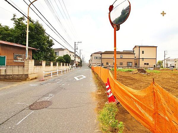抜けるような青空を背景に、堂々と佇む邸宅は、太陽の恩恵を存分に受ける。伸びやかで開放的な眺望と、たっぷりと降り注ぐ陽光に、ここに住まう贅沢をきっと実感して頂けます