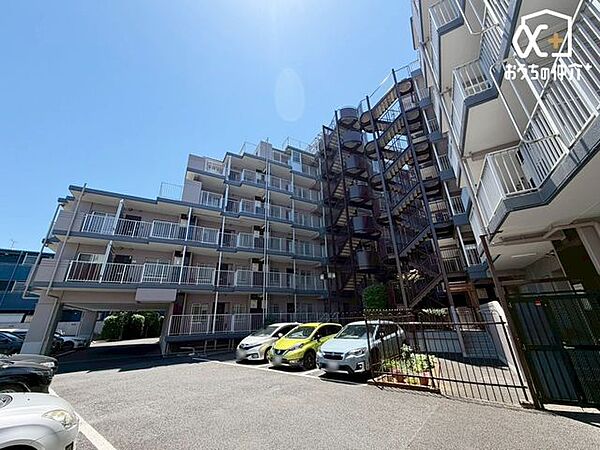敷地内駐車場の様子です。お住まいの際に駐車場を探す必要がないのは、他のマンションと比べての最大利点！