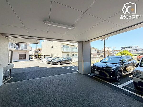 敷地内に設けられた駐車場で、日々の車の出入りもスムーズ。暮らしにゆとりをもたらす安心のカースペースです。