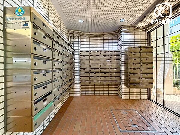 集合ポスト・宅配ボックスの様子です。留守の場合でも安心して荷物のお受け取りが可能な宅配ボックスと、綺麗に手入れをされた集合ポスト
