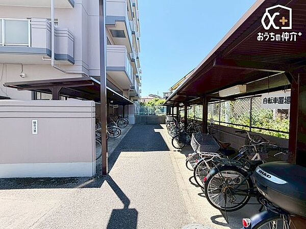 敷地内駐輪スペースの様子です。雨から自転車を守ってくれる屋根付きの駐輪スペースです。