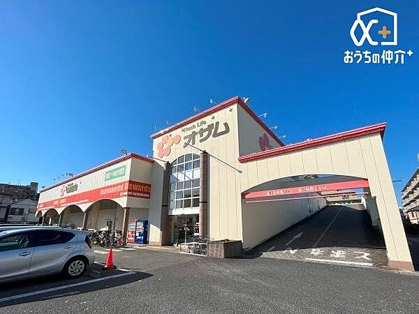 スーパーオザム新堀店 徒歩11分。営業時間：午前9時～午後10時 駐車場：有 810m